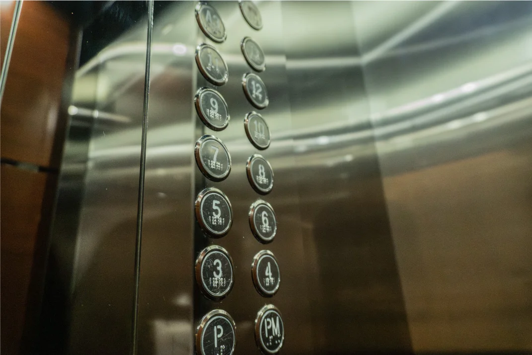 Botonera de cabina de ascensor con pulsador braille