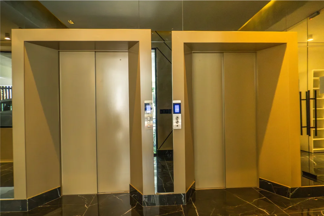 Batería doble de ascensores en un vestíbulo principal
